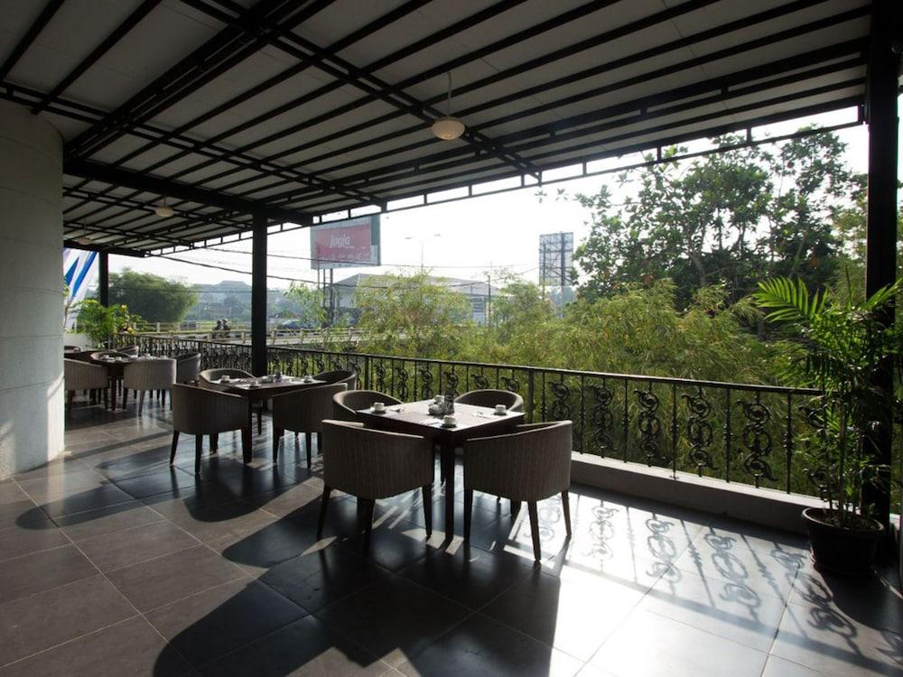 D'Salvatore Boutique Hotel Yogyakarta Maguwo Экстерьер фото